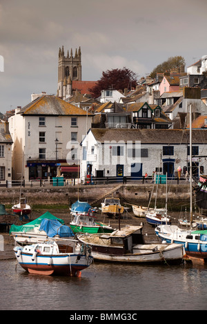 Regno Unito, Inghilterra, Devon, Brixham barche nel porto Ormeggiato accanto al Golden Hind nave replica Foto Stock