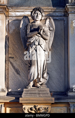 Statua di un angelo sul cimitero, Berlino, Germania Foto Stock