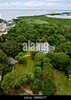 Una vista della spiaggia di Currituck Stazione di luce del portiere house e l'Oceano Atlantico dal ponte di osservazione del faro. Foto Stock