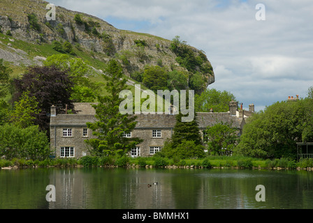 Kilnsey Crag e Parco Kilnsey allevamento ittico, Wharfedale, Yorkshire Dales National Park, North Yorkshire, Inghilterra, Regno Unito Foto Stock