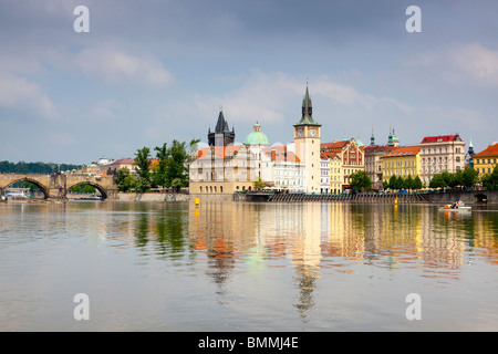 Città Vecchia si riflette nel fiume Moldava shot da Střelecký ostrov isola Praga Foto Stock