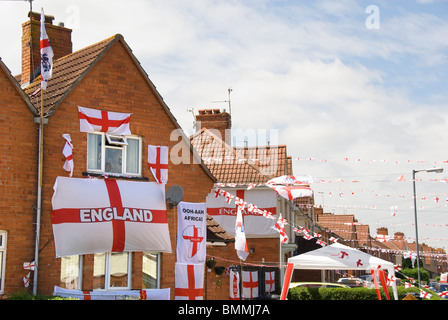 Case e street decorato con bandiere , World Cup 2010 deco , Knowle, Bristol, Regno Unito Foto Stock