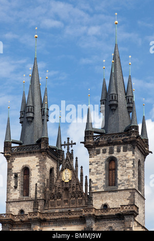 La Chiesa di Santa Maria di Týn (Týnský chrám) Piazza della Città Vecchia di Praga Repubblica Ceca Foto Stock