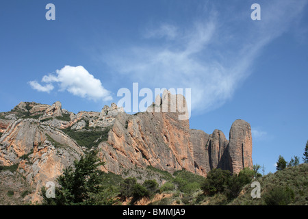 Los Mallos de Riglos formazioni rocciose, Huesca a Pamplona Road, Pirenei, Aragon Foto Stock