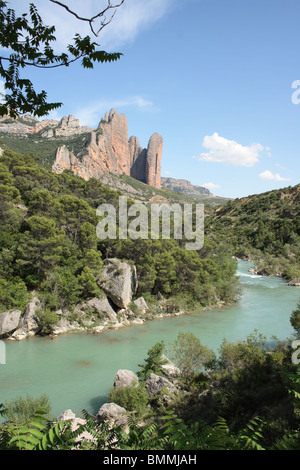 Los Mallos de Riglos formazioni rocciose attraverso il Rio Gallego, cielo blu, a nord di a Ayerbe, Huesca, Pirenei Foto Stock