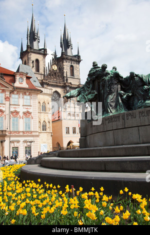 Jan Hus statua e la chiesa di Tyn (Týnský chrám) Piazza della Città Vecchia di Praga Repubblica Ceca Foto Stock