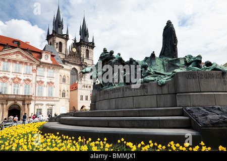 Jan Hus statua e la chiesa di Tyn (Týnský chrám) Piazza della Città Vecchia di Praga Repubblica Ceca Foto Stock