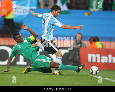 JOSEPH YOBO & GONZALO HIGUAIN ARGENTINA V NIGERIA ELLIS PARK Johannesburg Sudafrica 12 Giugno 2010 Foto Stock