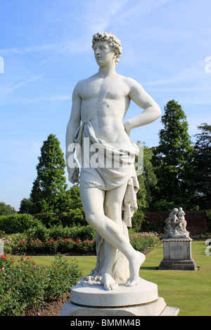 Statue classiche nel giardino di rose, Hampton Court Palace, East Molesey Surrey, Inghilterra, Gran Bretagna, Regno Unito, Gran Bretagna, Europa Foto Stock