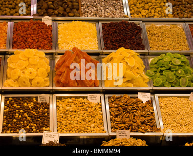 Frutta Secca su una fase di stallo nel mercato La Boqueria barcellona Foto Stock