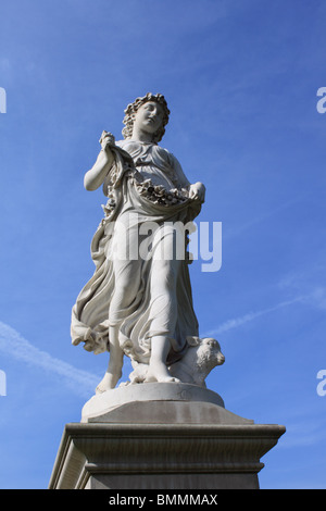 Statua classica nel giardino di rose, Hampton Court Palace, East Molesey Surrey, Inghilterra, Gran Bretagna, Regno Unito, Gran Bretagna, Europa Foto Stock