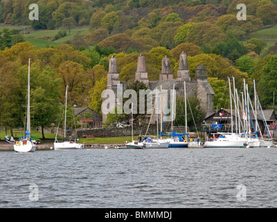 Coniston Sailing Club edificio con barche a vela, Inghilterra. Foto Stock
