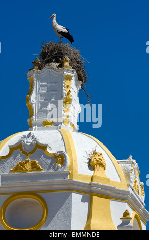 Il Portogallo, Algarve, Faro, la Capela de Santo Amaro chiesa duomo con una cicogna's Nest sulla parte superiore Foto Stock