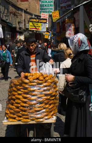 Simit il pane tondo venditore Grand Bazaar zona quartiere di Sultanahmet Istanbul Turchia Europa Foto Stock