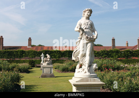 Statue classiche nel giardino di rose, Hampton Court Palace, East Molesey Surrey, Inghilterra, Gran Bretagna, Regno Unito, Gran Bretagna, Europa Foto Stock