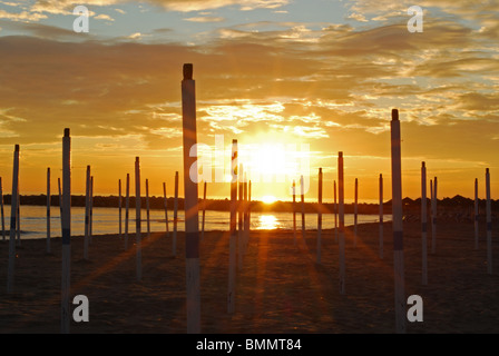 Poli ombrellone sulla spiaggia al tramonto, Puerto Cabopino Marbella, Costa del Sol, provincia di Malaga, Andalusia, l'Europa. Foto Stock