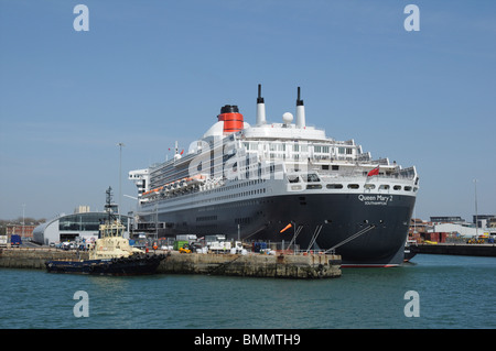 RMS Queen Mary 2 della Cunard flotta ormeggiato a Southampton Docks, Hampshire, Inghilterra, Regno Unito Foto Stock