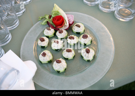 Il cibo per le dita è stato mostrato in un piatto a specchio come antipasto, cibo italiano Foto Stock