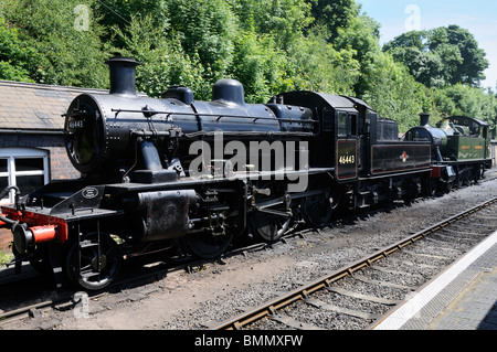 LMS Ivatt Classe 2 2-6-0 46443 e GWR Prairie SERBATOIO DEL MOTORE 2-6-2 4566 locomotive a vapore stand in attesa alla stazione di Bewdley. Foto Stock