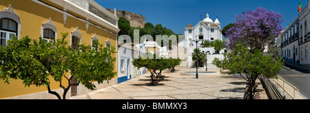 Il Portogallo, Algarve, Castro Marim chiesa parrocchiale e la piazza Foto Stock