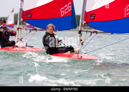 Topper dinghy racing nel porto di Chichester, Regno Unito Foto Stock