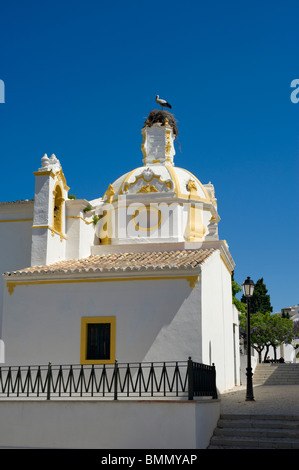 Il Portogallo, Algarve, Faro, la Capela de Santo Amaro chiesa duomo con una cicogna's Nest sulla parte superiore Foto Stock