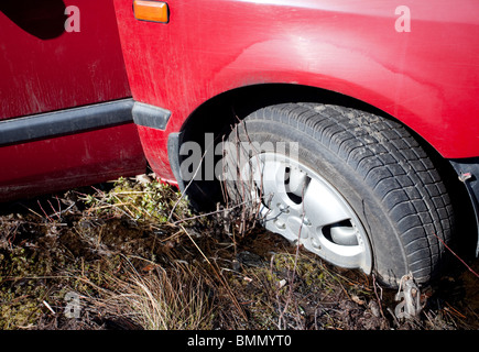 Pneumatico auto bloccato nel terreno fangoso Foto Stock
