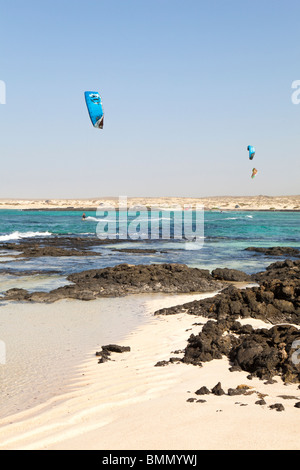 Kitesurf a El Cotillo sull'isola delle Canarie di Fuerteventura Foto Stock