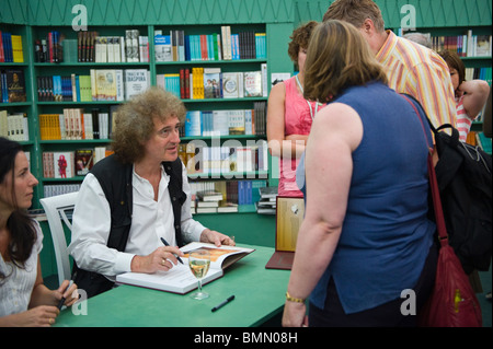 Libro firma regina il chitarrista Brian May nella foto libro firma in libreria durante la Hay Festival 2010 Hay on Wye Powys Wales UK Foto Stock