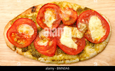 Pane Pita con pomodoro e mozzarella di vacca Formaggio condimenti. Foto Stock