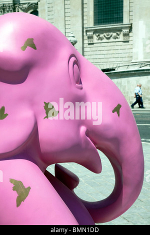 L'elefante fuori dalla stanza, Pochoir in Elephant Parade, Londra Foto Stock