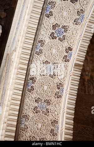 Elaborate decorazioni moresche arch all'interno di un edificio nell'Alhambra di Granada, Spagna Foto Stock