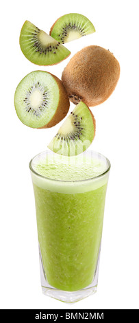 Fette di kiwi di cadere in un bicchiere di succo di frutta fresco Foto Stock