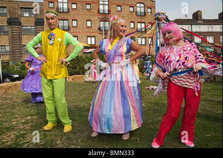Andrew Logan, Donna Maria aned Zandra Rhodes ballando con Donna Maria's maypole ballerini. Bermondsey Street Festival 2010 Foto Stock