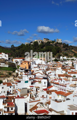 Vista della città e del castello, imbiancato village (pueblo blanco), Monda, provincia di Malaga, Andalusia, Spagna, Europa occidentale. Foto Stock