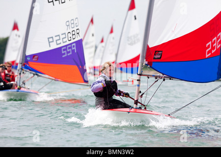 Topper dinghy racing nel porto di Chichester, Regno Unito Foto Stock