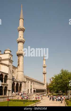 I turisti che visitano la moschea di Sultanahmet, noto anche come la Moschea Blu e il Sultan Ahmed moschea, Istanbul, Turchia Foto Stock