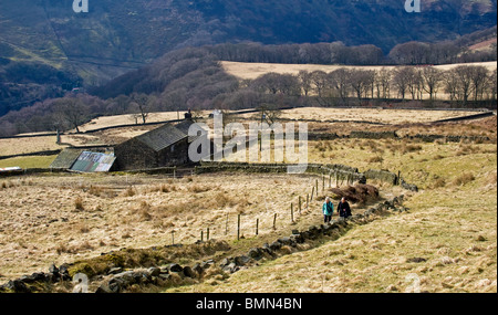Vista dal modo Calderdale, Escursionisti sulla via sopra Lydgate, Todmorden, Calder Valley, South Pennines, West Yorkshire, Regno Unito Foto Stock