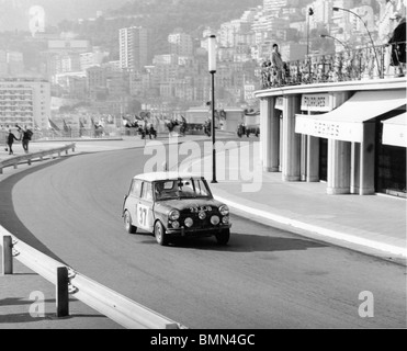 Paddy Hopkirk e Henry Liddon la Mini Cooper S sul modo di vincere il 1964 Rally di Monte Carlo. Foto Stock