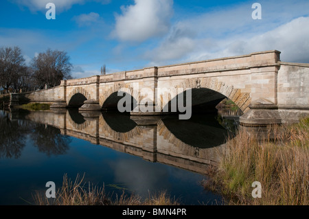 Lo storico ponte Ross in arenaria alla periferia del villaggio di Ross, nelle Midlands della Tasmania Foto Stock