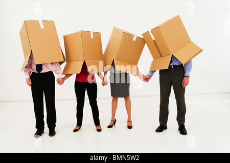 Quattro lavoratori uniti in un lavoro troppo grande Foto Stock