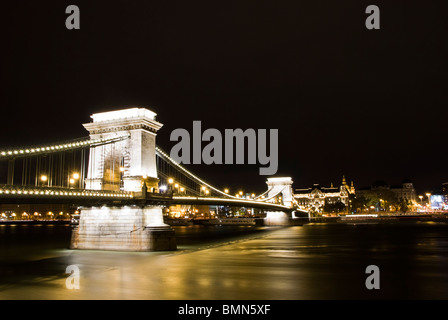 Il ponte della catena o Széchenyi lánchíd di Budapest di notte. Ungheria, Europa Foto Stock