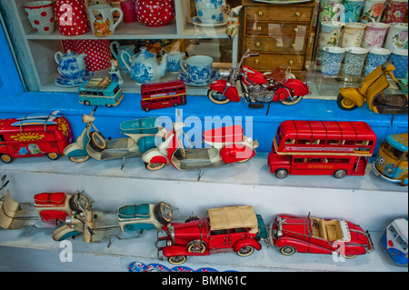 Londra, Inghilterra, Regno Unito, esposizione, giocattoli d'antiquariato inglesi per bambini in mostra su Portobello Road, antiquariato regno unito Foto Stock
