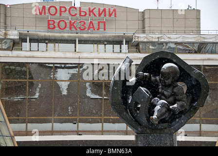 Un monumento di un bambino la rottura di fronte alla porta a mare di Odessa. Ucraina, Europa Foto Stock