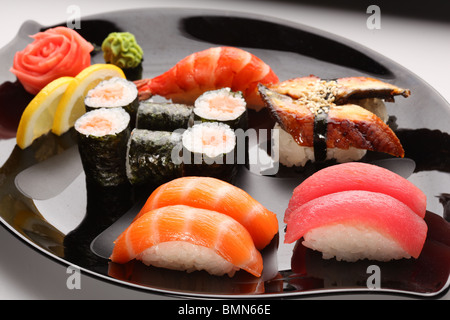 Set di sushi giapponese su una piastra Foto Stock