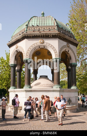 I turisti che visitano il Neo bizantina Fontana tedesco, Alman Cesmesi, nell'Ippodromo, Istanbul, Turchia Foto Stock