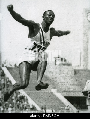 JESSE OWENS (1913-1980) Noi atleta con il suo vincere il salto in lungo al 1936 Olimpiadi di Berlino Foto Stock