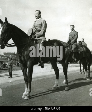 CARL GUSTAF MANNERHEIM (1867-1951) come comandante in capo della Finlandia le forze di difesa nel 1939 con il generale Ohqvist dietro di lui Foto Stock