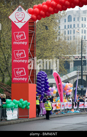 Spettatori maratona di Londra la linea embankment London Inghilterra England Foto Stock