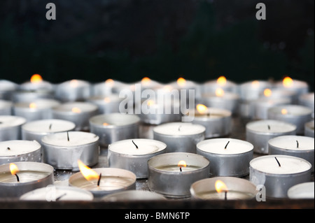 Preghiera candele in chiesa - close up Foto Stock